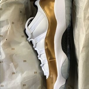 DS Jordan 11 retro low white/mtlc Gold